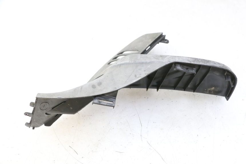 photo de REPOSAPIES TRASERA IZQUIERDA KYMCO GRAND DINK 125 (2008 - 2014) - Primer plano técnico