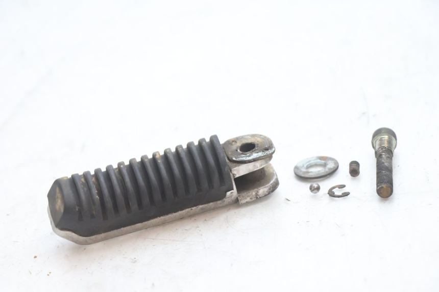 photo de REPOSAPIES TRASERA IZQUIERDA SUZUKI GSF N BANDIT 1200 (2001 - 2005) - Vista principal