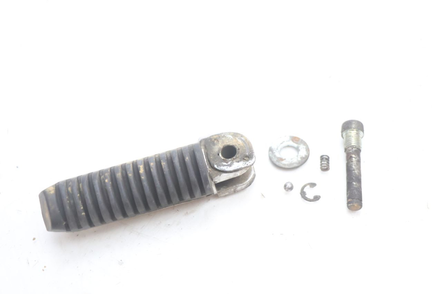 photo de REPOSAPIES TRASERA IZQUIERDA SUZUKI GSF N BANDIT 1200 (2001 - 2005) - Detalle de la pieza