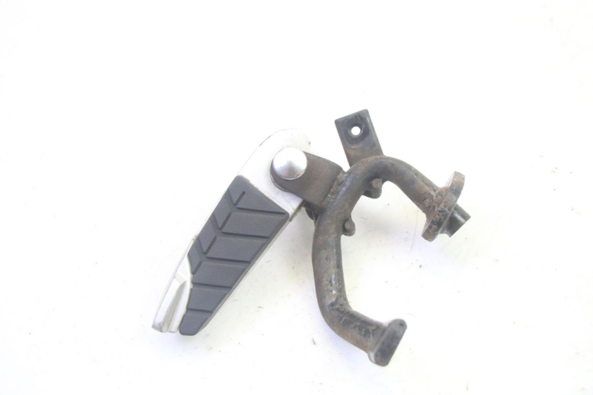 photo de REPOSAPIES TRASERA IZQUIERDA SYM GTS EVO 125 (2009 - 2013) - Otra perspectiva