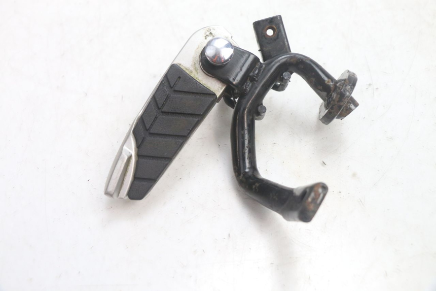 photo de REPOSAPIES TRASERA IZQUIERDA SYM GTS EVO 125 (2009 - 2013) - Zoom estado de uso