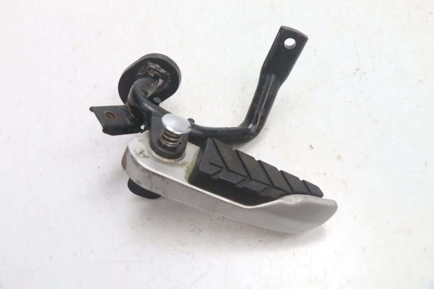 photo de REPOSAPIES TRASERA IZQUIERDA SYM GTS EVO 125 (2009 - 2013) - Otra perspectiva
