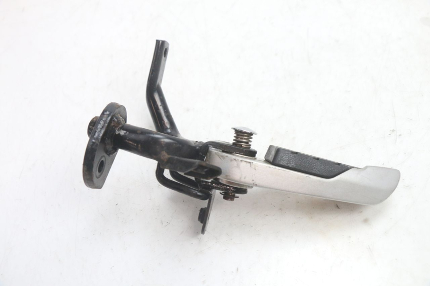 photo de REPOSAPIES TRASERA IZQUIERDA SYM GTS EVO 125 (2009 - 2013) - Primer plano técnico