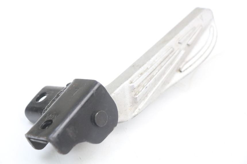 photo de SOPORTE DE PIE TRASERO IZQUIERDO SYM JET 14 4T 50 (2018 - 2022) - Detalle de la pieza