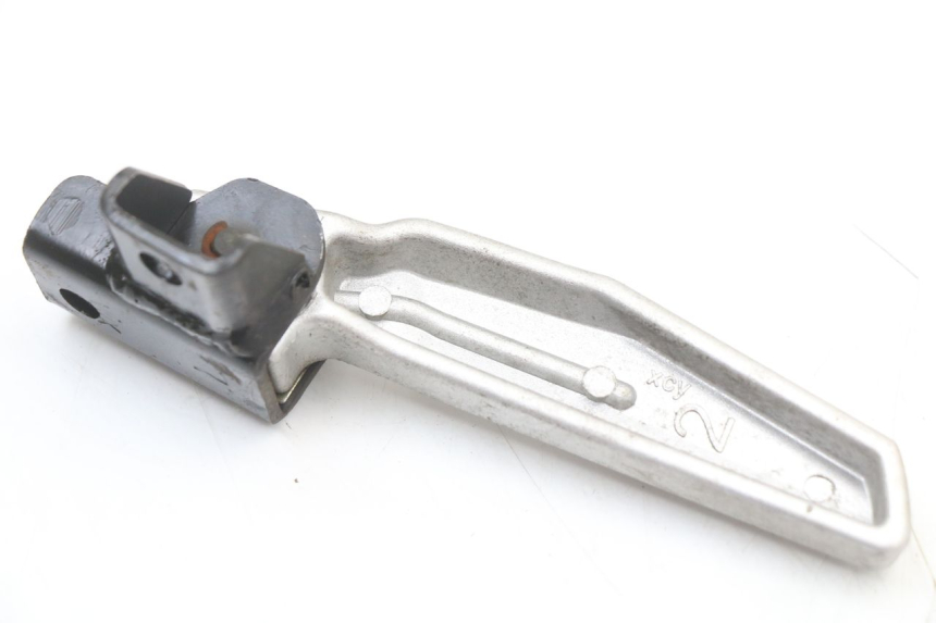 photo de SOPORTE DE PIE TRASERO IZQUIERDO SYM JET 14 4T 50 (2018 - 2022) - Otra perspectiva