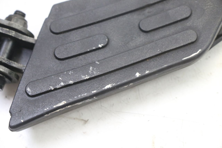 photo de SOPORTE DE PIE TRASERO IZQUIERDO PEUGEOT KISBEE 2T 50 (2018 - 2022) - Zoom estado de uso