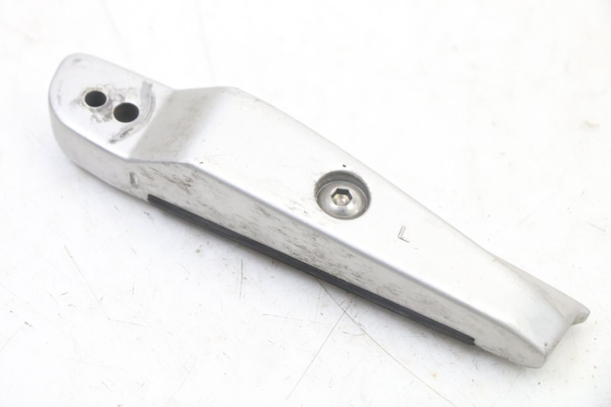 photo de REPOSAPIES TRASERA IZQUIERDA KYMCO XCITING 500 (2007 - 2010) - Primer plano técnico