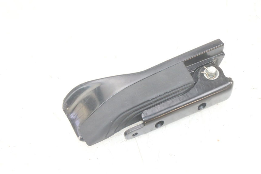 photo de REPOSAPIES TRASERA IZQUIERDA PIAGGIO MP3 HPE 300 (2019 - 2026) - Primer plano técnico