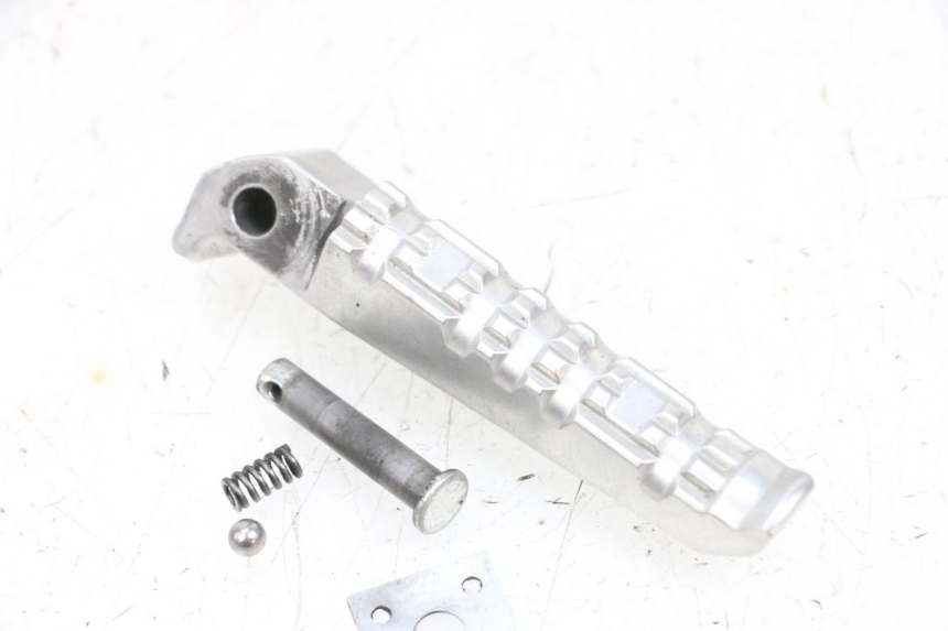 photo de REPOSAPIES TRASERA IZQUIERDA YAMAHA MT-07 MT07 ABS 700 (2018 - 2020) - Primer plano técnico