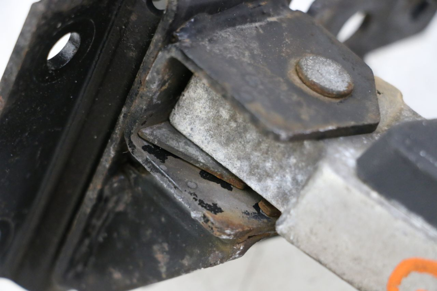 photo de REPOSAPIES TRASERA IZQUIERDA PEUGEOT SATELIS 125 (2013 - 2018) - Otra perspectiva