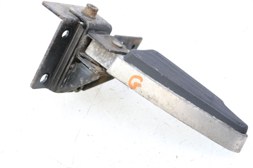 photo de REPOSAPIES TRASERA IZQUIERDA PEUGEOT SATELIS 125 (2013 - 2018) - Primer plano técnico