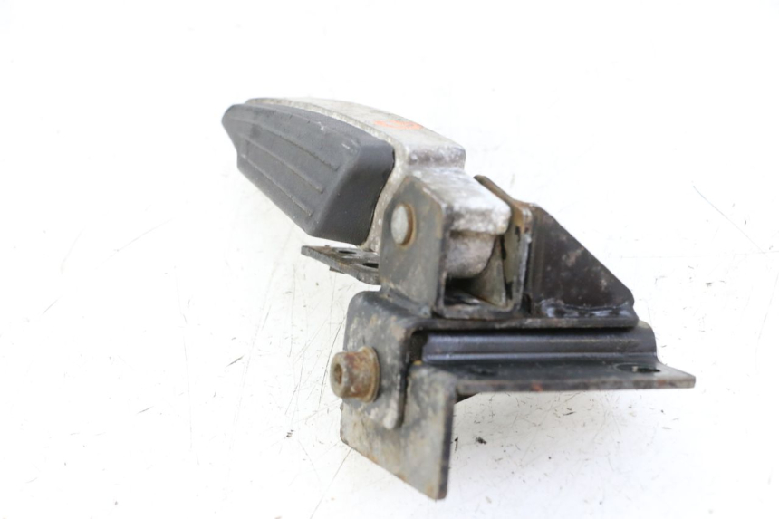 photo de REPOSAPIES TRASERA IZQUIERDA PEUGEOT SATELIS 125 (2013 - 2018) - Detalles de los puntos de fijación