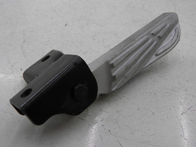 photo de REPOSAPIES TRASERA IZQUIERDA PEUGEOT TWEET 125 (2010 - 2017) - Otra perspectiva