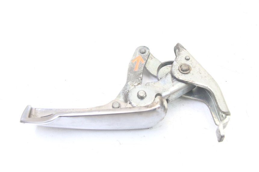 photo de REPOSAPIES TRASERA IZQUIERDA PIAGGIO VESPA GRANTURISMO 125 (2003 - 2007) - Primer plano técnico