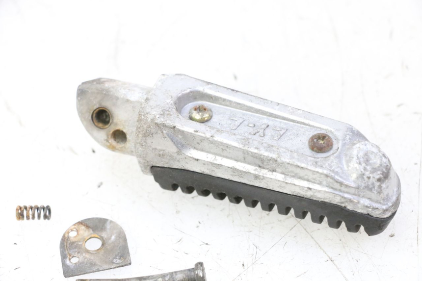 photo de REPOSAPIES TRASERA IZQUIERDA MAG POWER R-STREET 50 (2016 - 2025) - Detalle de la pieza