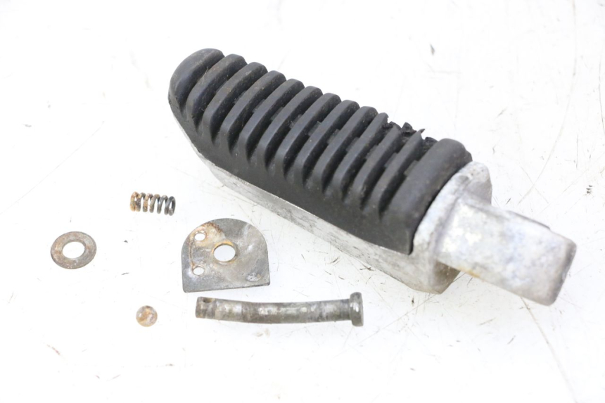 photo de REPOSAPIES TRASERA IZQUIERDA MAG POWER R-STREET 50 (2016 - 2025) - Primer plano técnico