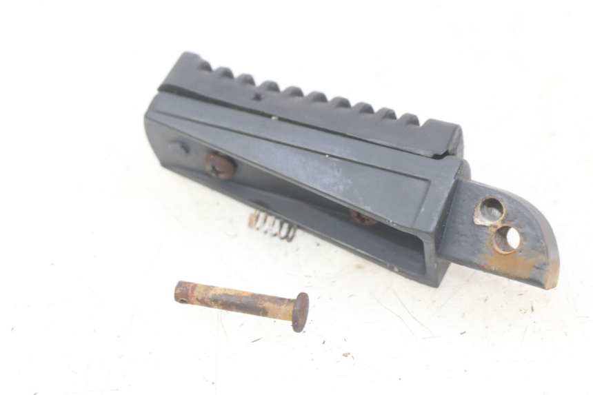 photo de SOPORTE DE PIE TRASERO IZQUIERDO YAMASAKI RAPTOR 50 (2013 - 2018) - Zoom estado de uso