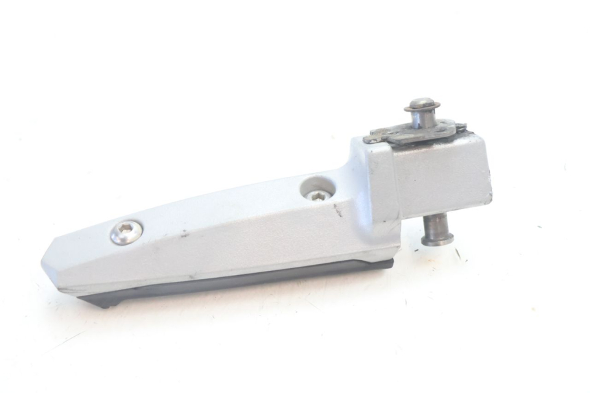 photo de REPOSAPIES TRASERA IZQUIERDA CAN-AM SPYDER RS 1000 (2008 - 2012) - Primer plano técnico