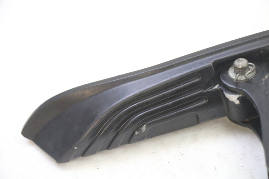 photo de REPOSAPIES TRASERA IZQUIERDA APRILIA SXR 50 (2021 - 2023) - Detalle de la pieza