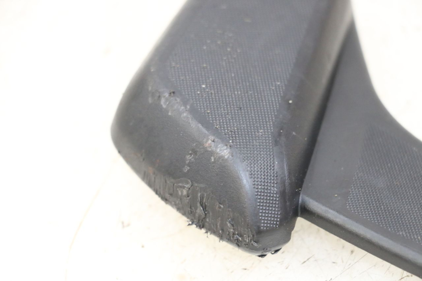 photo de REPOSAPIES TRASERA IZQUIERDA PIAGGIO VESPA PRIMAVERA 4T 50 (2021 - 2024) - Primer plano técnico