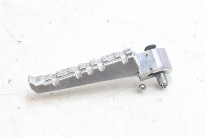 photo de REPOSAPIES TRASERA IZQUIERDA YAMAHA X-MAX XMAX 125 (2010 - 2013) - Detalle de la pieza