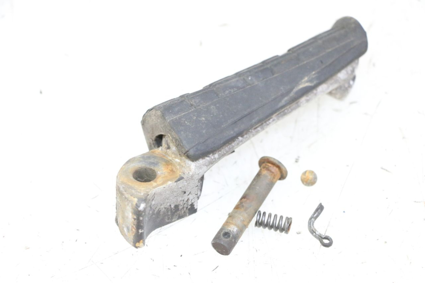 photo de REPOSAPIES TRASERA IZQUIERDA YAMAHA XJN DIVERSION 600 (2000 - 2003) - Primer plano técnico