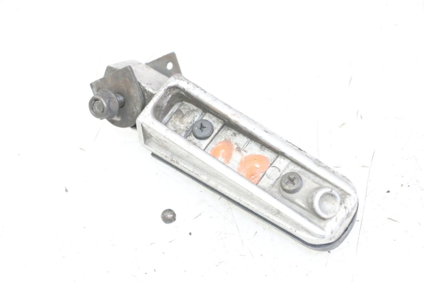 photo de REPOSAPIES TRASERA IZQUIERDA YAMAHA FZS FAZER 600 (2001 - 2003) - Detalle de la pieza