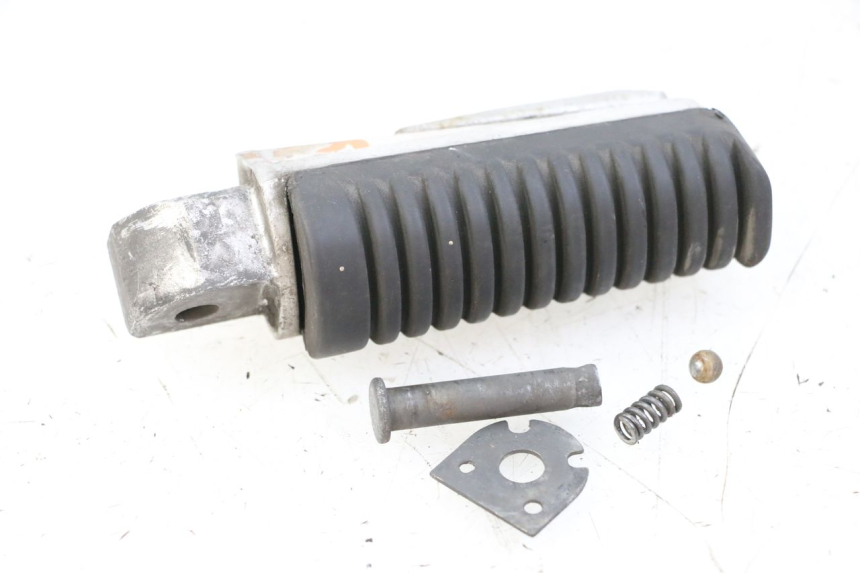 photo de REPOSAPIES TRASERA IZQUIERDA YAMAHA XJ6 600 (2008 - 2016) - Primer plano técnico