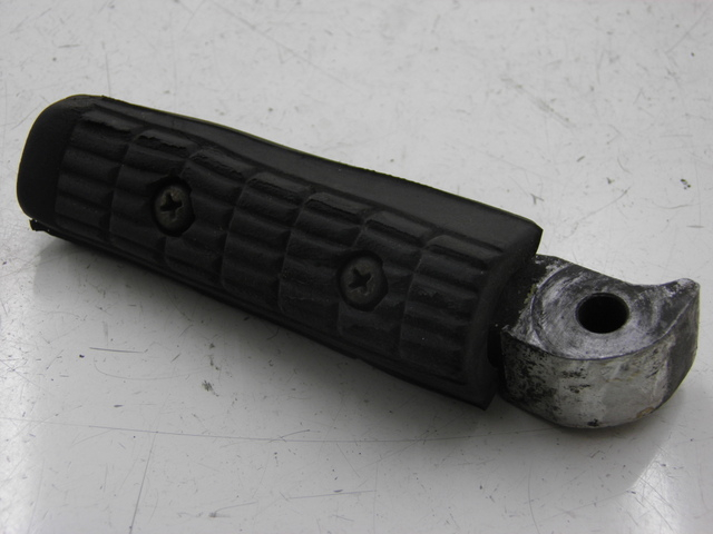 photo de REPOSAPIES TRASERA IZQUIERDA YAMAHA XJS DIVERSION 600 (1997 - 1999) - Detalle de la pieza