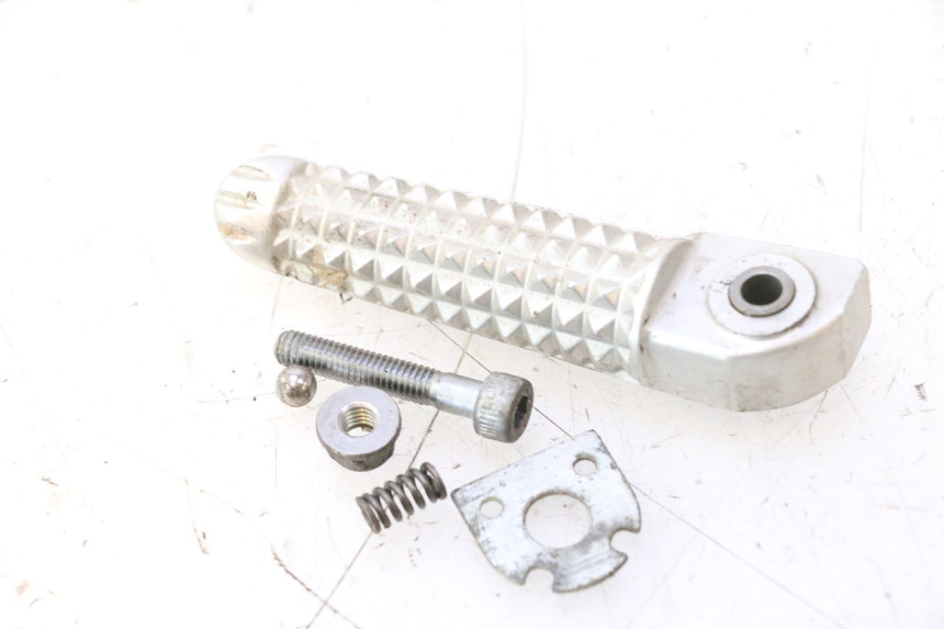 photo de REPOSAPIES TRASERA IZQUIERDA YAMAHA YZF R6 600 (2008 - 2009) - Detalle de la pieza