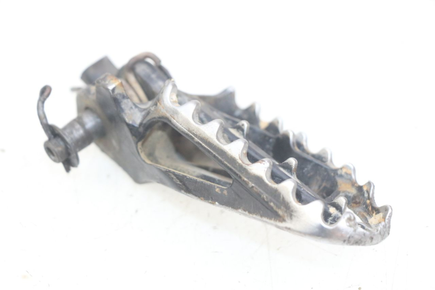 photo de REPOSAPIÉ DERECHO DELANTERO HONDA CRF CR-F 450 (2009 - 2012) - Primer plano técnico