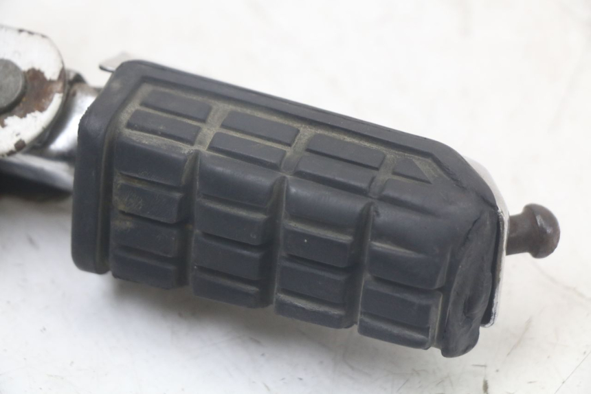 photo de REPOSAPIÉ DERECHO DELANTERO YAMAHA FJ 3CX 1200 (1986 - 1996) - Primer plano técnico