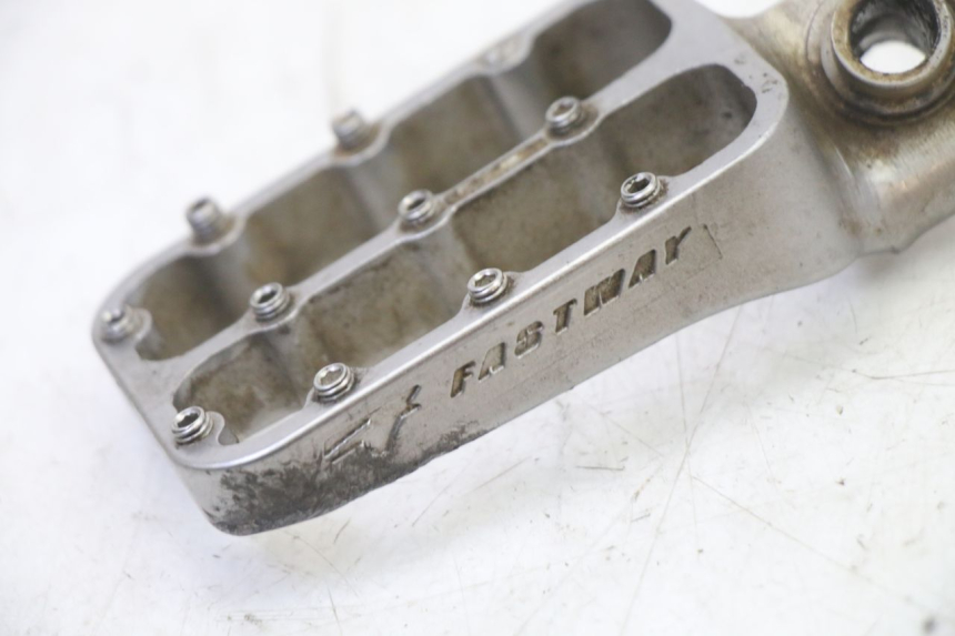 photo de REPOSAPIES DELANTERA DERECHA KTM SUPERENDURO R 950 (2005 - 2009) - Primer plano técnico