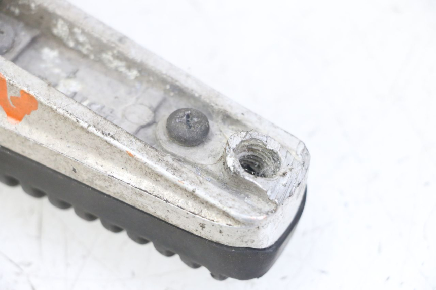 photo de REPOSAPIES DELANTERA DERECHA YAMAHA XJ6 ABS 600 (2008 - 2016) - Detalle de la pieza