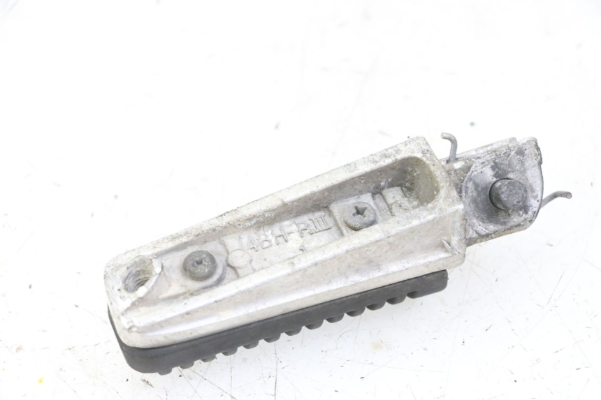 photo de REPOSAPIES DELANTERA DERECHA YAMAHA XJ6 ABS 600 (2008 - 2016) - Primer plano técnico