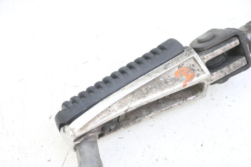 photo de REPOSAPIÉ DERECHO DELANTERO YAMAHA FZS FAZER 600 (2001 - 2003) - Detalle de la pieza