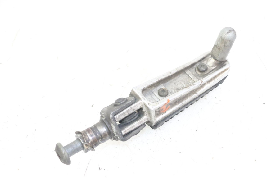 photo de REPOSAPIÉ DERECHO DELANTERO YAMAHA FZS FAZER 600 (2001 - 2003) - Primer plano técnico