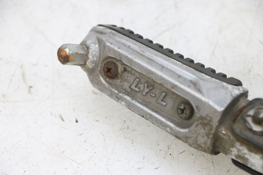 photo de REPOSAPIES DELANTERA IZQUIERDA KSR CODE 125 (2018 - 2020) - Otra perspectiva