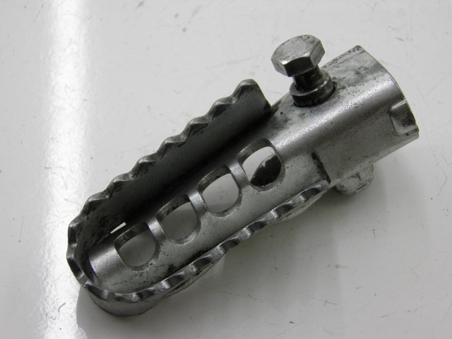 photo de REPOSAPIES DELANTERA IZQUIERDA DERBI SENDA SM DRD 50 (2008 - 2013) - Vista principal