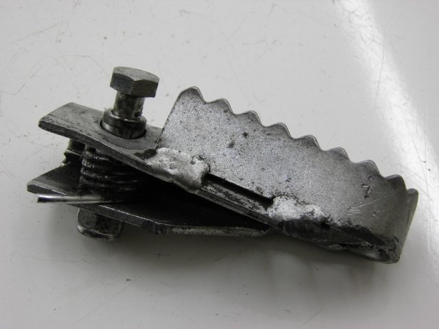 photo de REPOSAPIES DELANTERA IZQUIERDA DERBI SENDA SM DRD 50 (2008 - 2013) - Zoom estado de uso