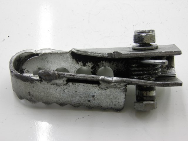 photo de REPOSAPIES DELANTERA IZQUIERDA DERBI SENDA SM DRD 50 (2008 - 2013) - Primer plano técnico