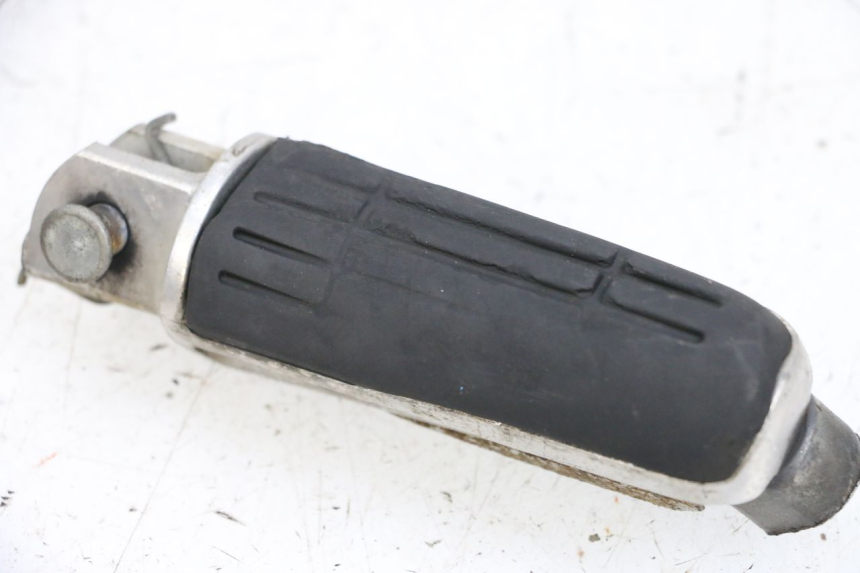 photo de REPOSAPIES DELANTERA IZQUIERDA YAMAHA FJR ABS 1300 (2006 - 2012) - Primer plano técnico