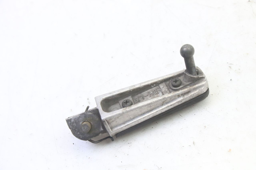 photo de REPOSAPIES DELANTERA IZQUIERDA YAMAHA FZ6 FAZER S2 600 (2007 - 2011) - Primer plano técnico