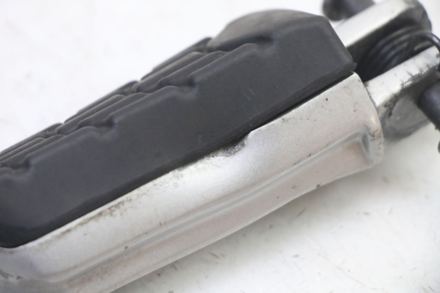 photo de REPOSAPIES DELANTERA IZQUIERDA BMW G310 R 310 (2016 - 2020) - Detalle de la pieza