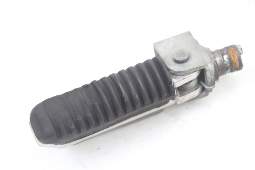 photo de REPOSAPIES DELANTERA IZQUIERDA SUZUKI GSF S BANDIT 600 (2000 - 2004) - Detalle de la pieza