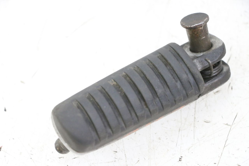 photo de REPOSAPIÉS DELANTERO IZQUIERDO KAWASAKI ZR7 ZR-7 S 750 (1999 - 2004) - Primer plano técnico