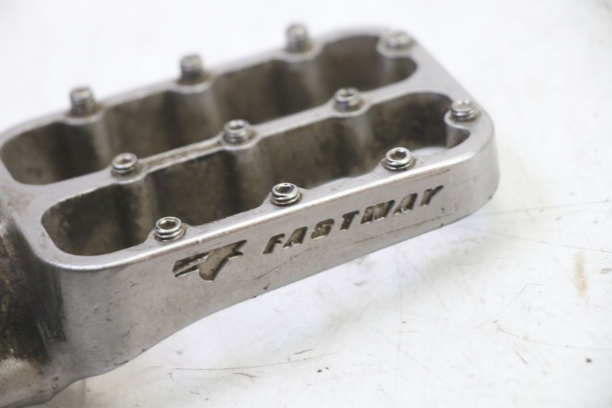 photo de REPOSAPIES DELANTERA IZQUIERDA KTM SUPERENDURO R 950 (2005 - 2009) - Primer plano técnico