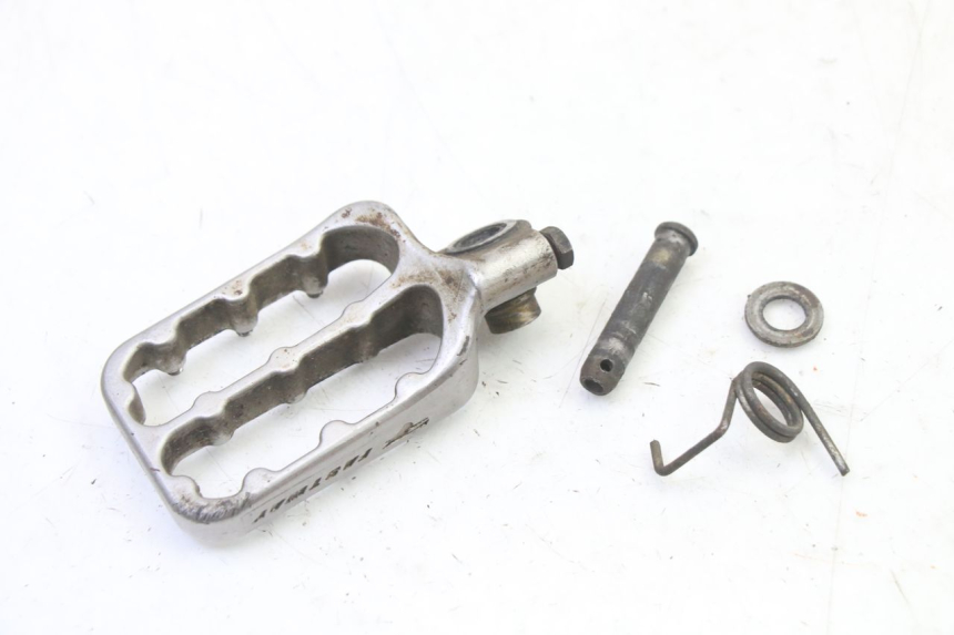 photo de REPOSAPIES DELANTERA IZQUIERDA KTM SUPERENDURO R 950 (2005 - 2009) - Detalles de los puntos de fijación