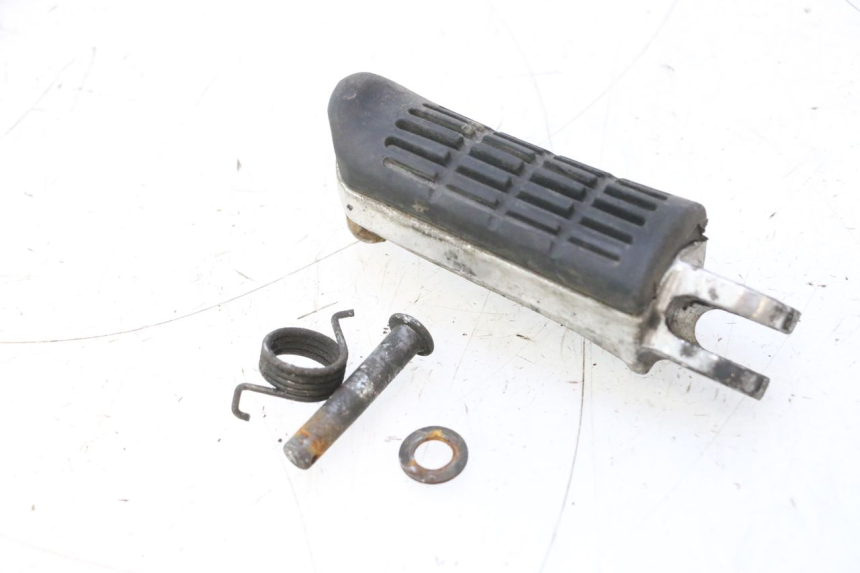 photo de REPOSAPIES DELANTERA IZQUIERDA HONDA VFR FI RC46 800 (1998 - 2001) - Primer plano técnico