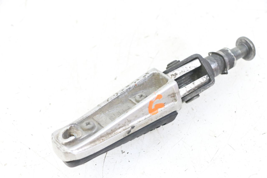 photo de REPOSAPIÉS DELANTERO IZQUIERDO YAMAHA FZS FAZER 600 (2001 - 2003) - Primer plano técnico